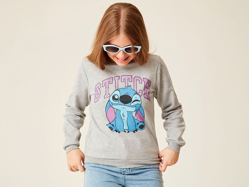 Criança sorrindo com moletom do Stitch