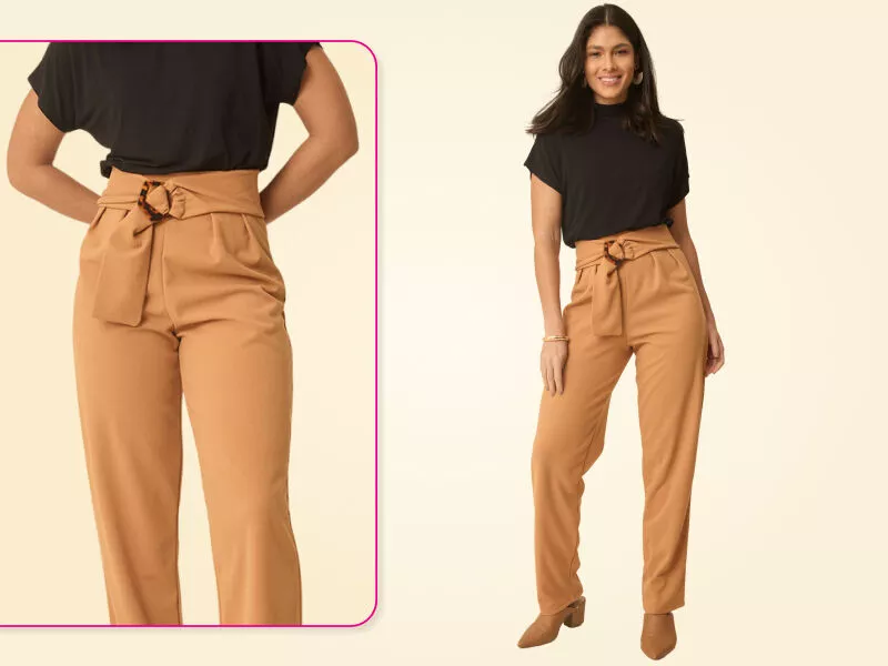 Modelo usando calça pantalona camel com blusa preta