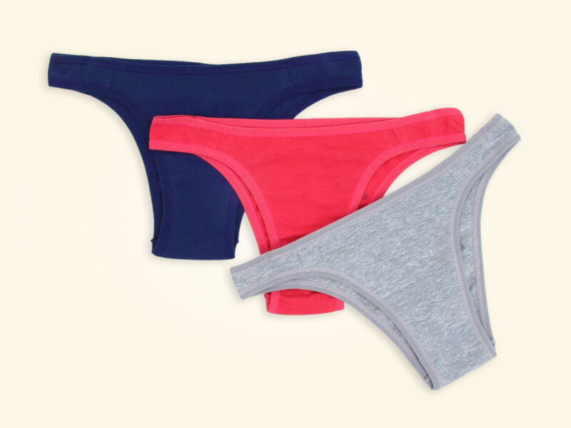 Conjunto de três calcinhas em diferentes cores
