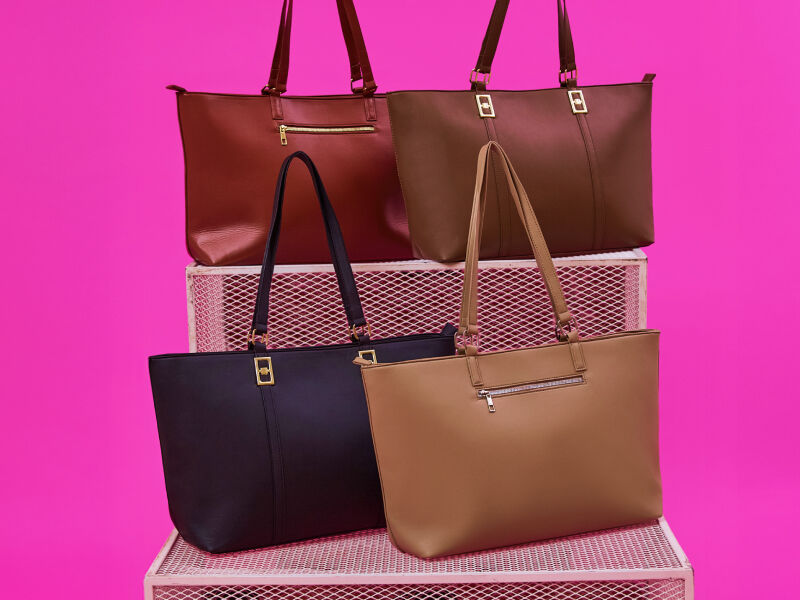 Conjunto de bolsas grandes em fundo rosa