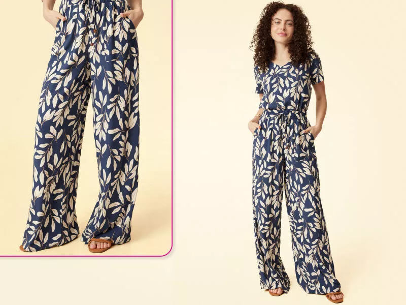 Conjunto feminino com estampa de folhas em fundo azul.