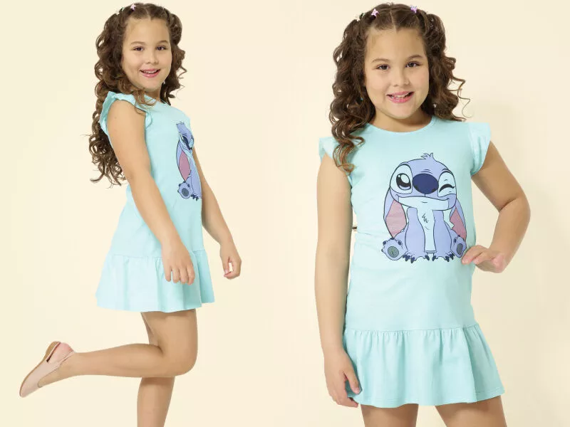 Criança vestindo vestido azul com estampa do Stitch.