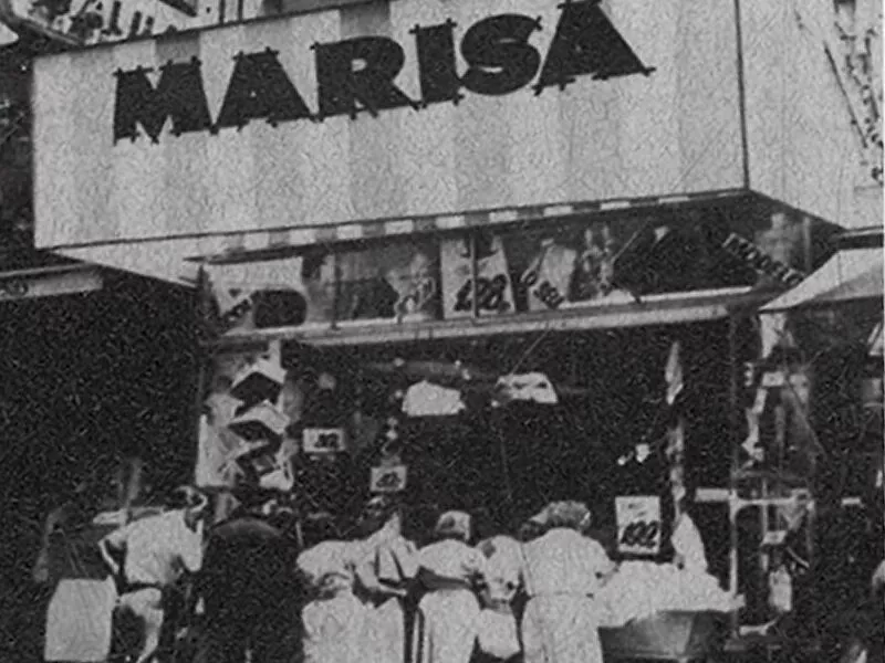 Fachada da loja Marisa com clientes na entrada
