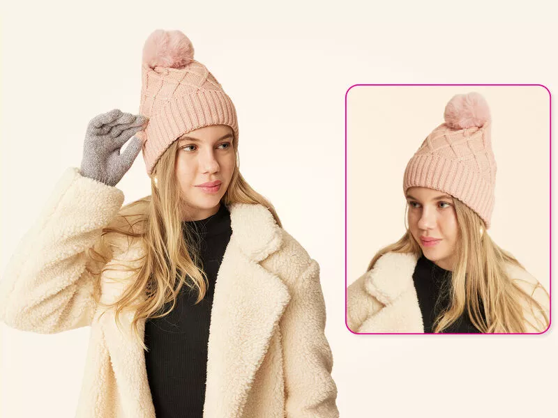 Jovem mulher com gorro rosa e luva cinza