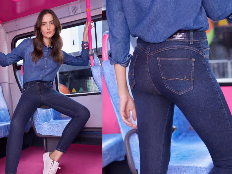 Modelo com outfit jeans em ônibus colorido