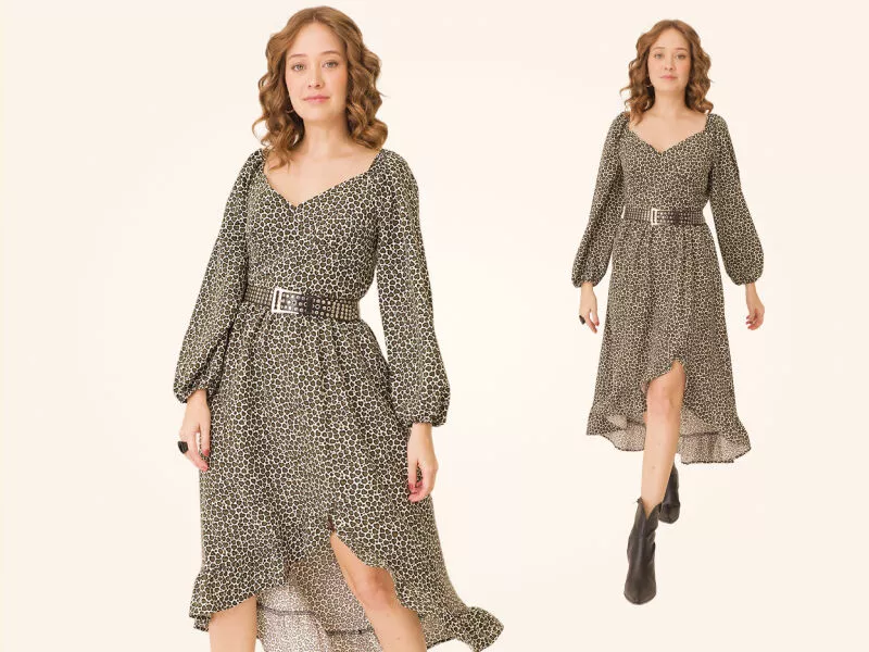 Modelo vestindo vestido estampado de onça com cinto