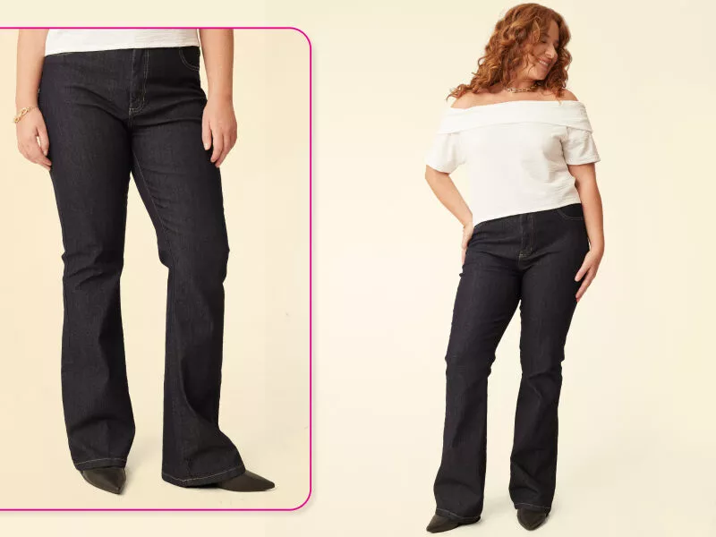 Mulher usando calça jeans flare escura