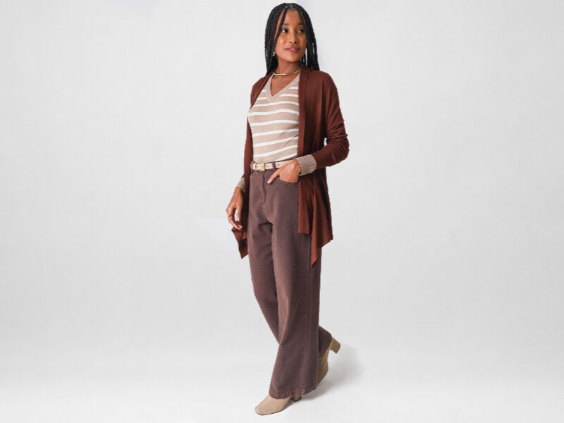 ideiasfrio 5 Mulher em roupas casuais, blusa listrada e calças largas.