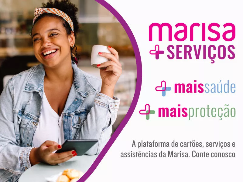 Mulher sorridente segurando xícara na Marisa