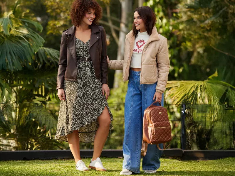 Duas mulheres com estilo em ambiente ao ar livre