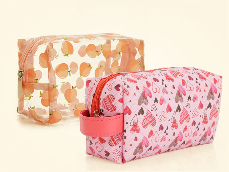 Necessaires com estampas de pêssegos e corações