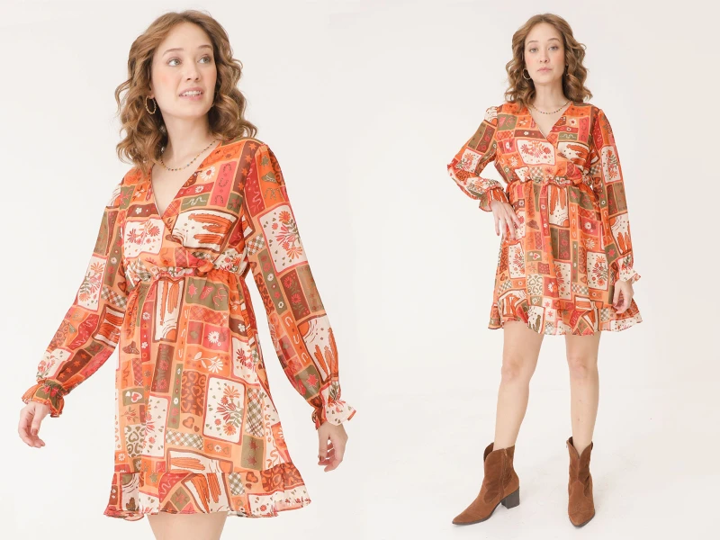 Mulher com vestido curto estampado de padrão patchwork laranja e botas de cano curto castanhas.