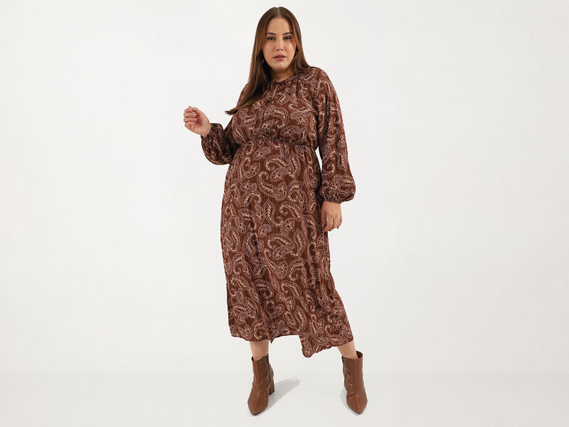 ideiasfrio 4 Vestido longo estampado em tons terrosos.