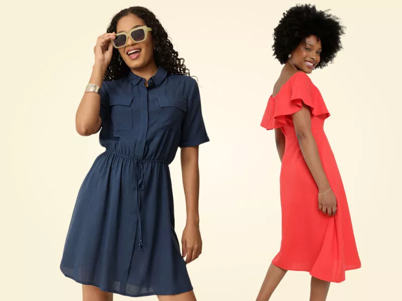 Duas mulheres usando vestidos estilosos