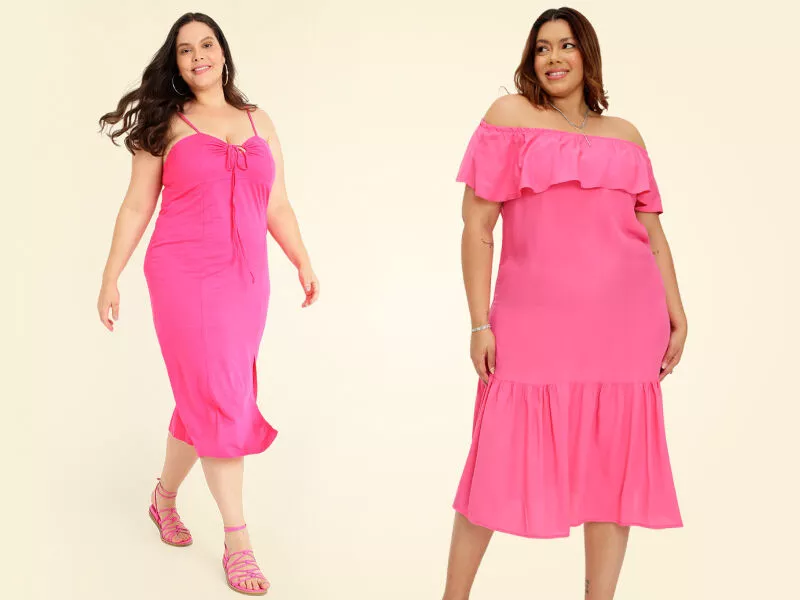 Duas mulheres com vestidos pink em fundo claro.