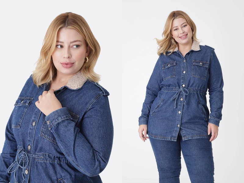 Mulher com casaco de ganga azul, gola de borrego bege e cintura ajustável. Moda plus size em fundo branco.