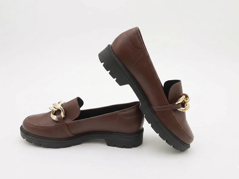Mocassins castanhos de senhora com detalhe de corrente dourada e sola tratorada preta.