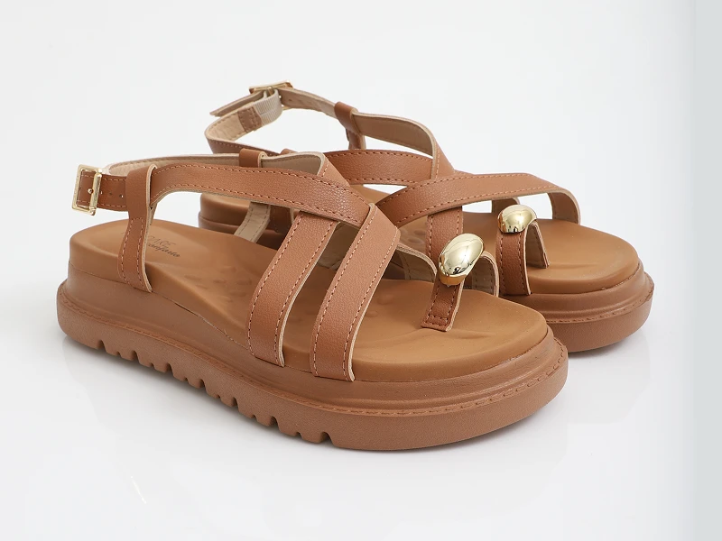 Sandálias plataforma castanhas com tiras cruzadas e pormenor dourado. Calçado feminino confortável de verão.