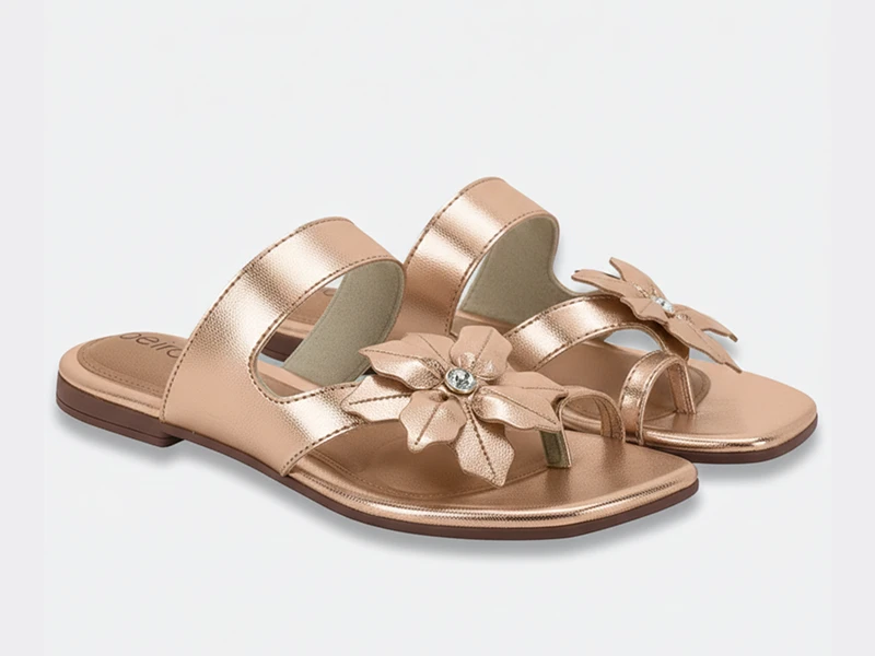Sandálias rasas Beira Rio em rose gold com detalhe de flor e brilhante.