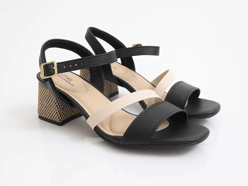 Sandálias de senhora Modare pretas e beges com salto médio de bloco trabalhado e tira no tornozelo.