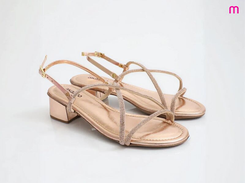 Sandália feminina dourada com salto baixo