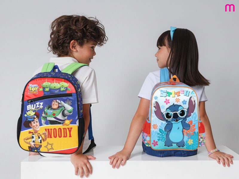 Crianças com mochilas de personagens da Disney.