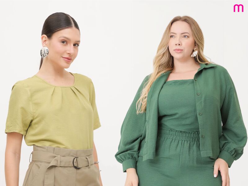 Duas mulheres com roupas modernas em tons neutros.