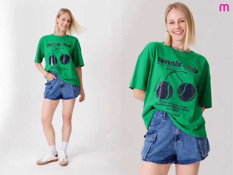 Modelo usando camiseta verde com estampa de tênis