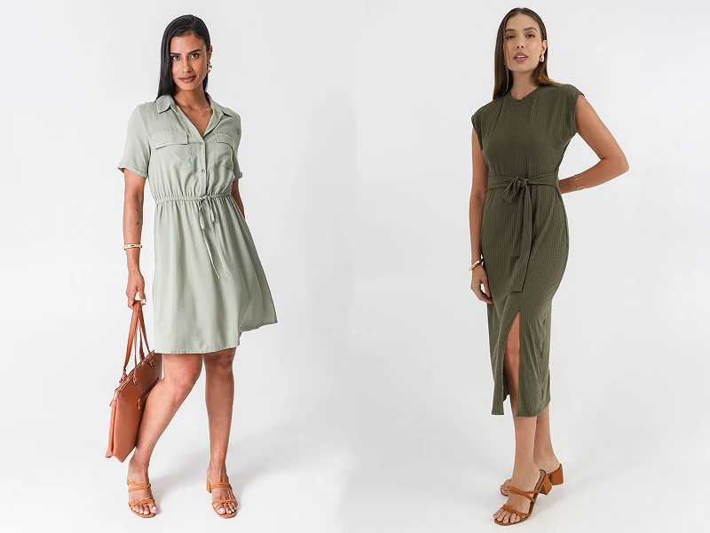 Duas modelos com vestidos verdes: um curto estilo camiseiro e um midi canelado com cinto e racha lateral.
