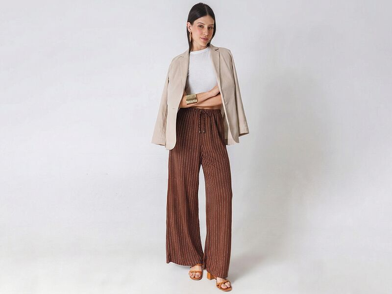 Modelo usando blazer e calça listrada marrons