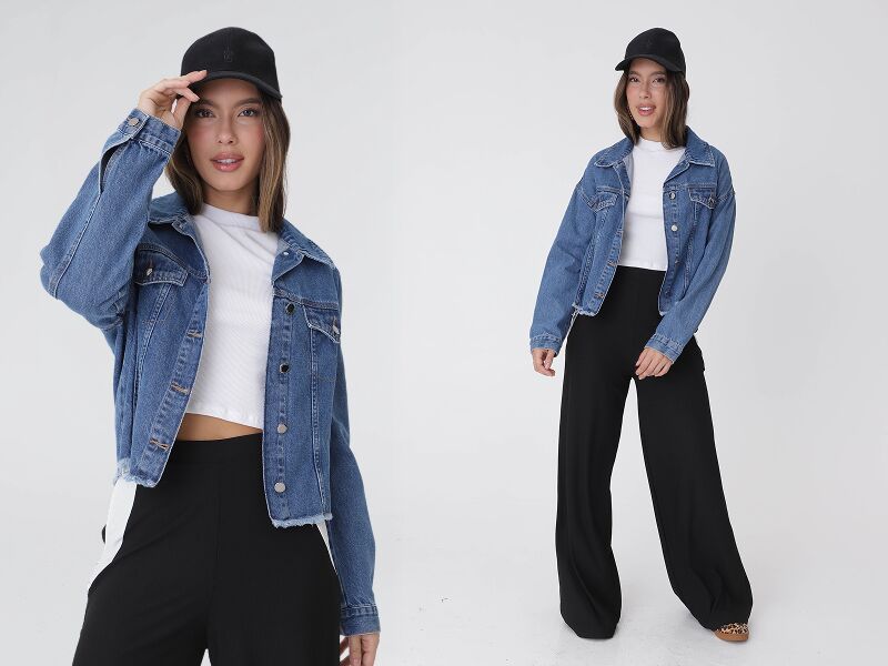 Modelo com jaqueta jeans e calças largas