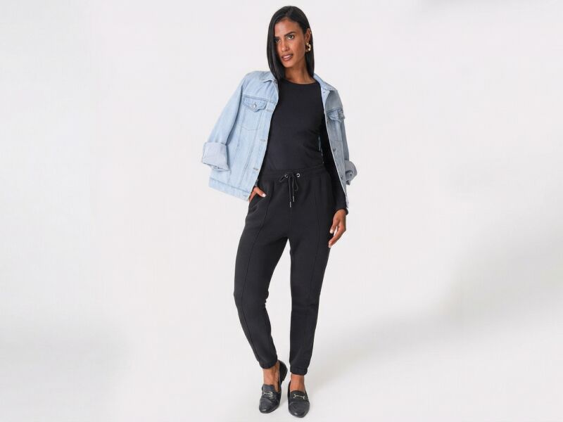 BLOG 800x600 7 Modelo usando macacão preto e jaqueta jeans