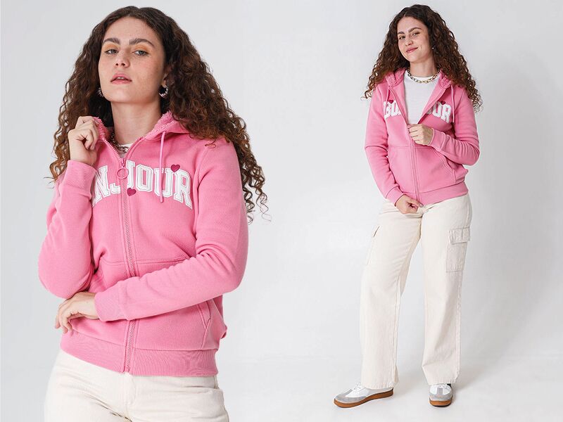 BLOG 800x600 4 Modelo usando moletom rosa e calça branca.