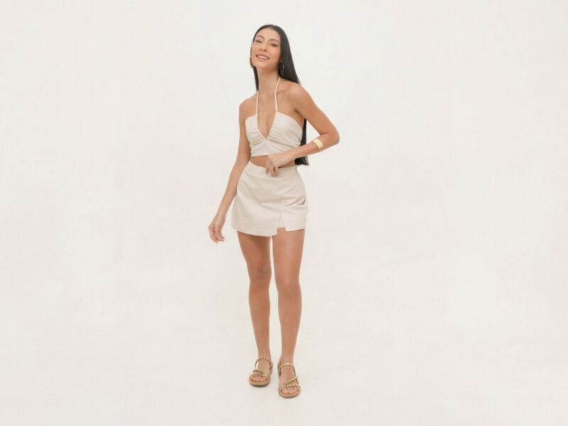 BLOG 800x600 2 Modelo usando roupa de verão clara e sandálias