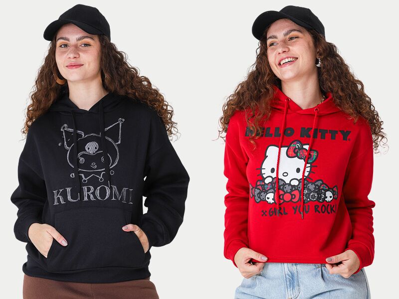 Modelos usando moletom com estampas de Hello Kitty e Kuromi