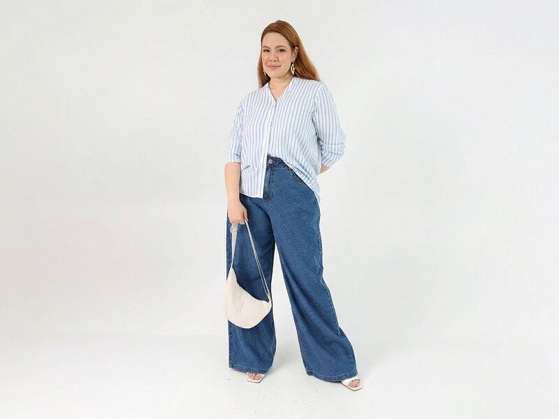 BLOG 800x600 5 Mulher plus size vestindo camisa listrada e calça jeans larga.