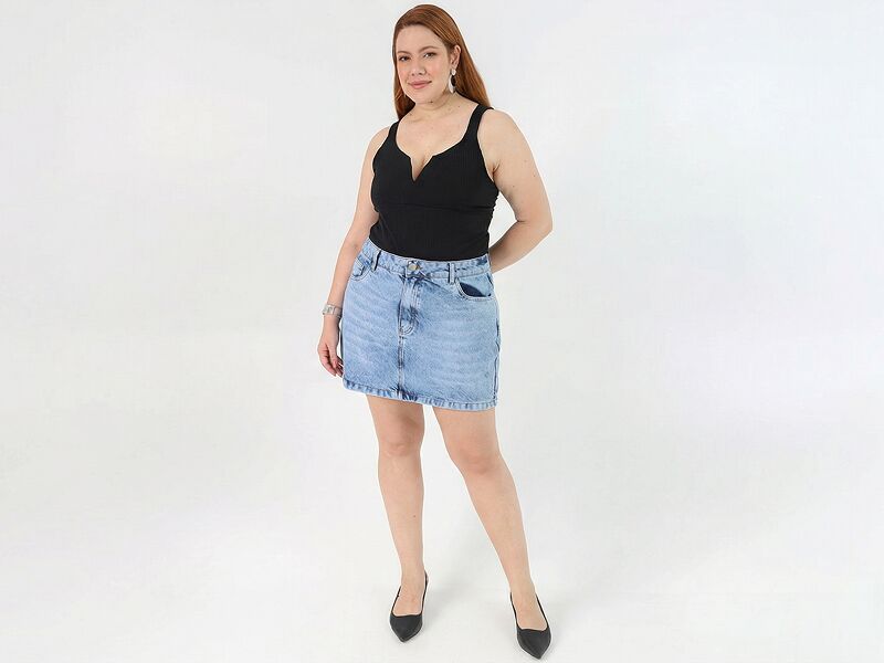 BLOG 800x600 7 Mulher com saia jeans e blusa preta posando
