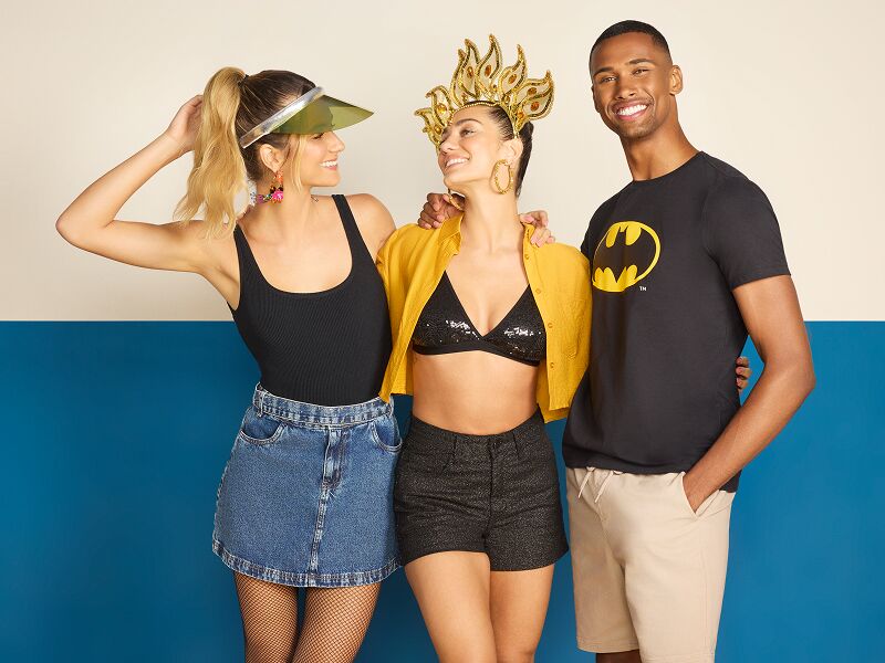 Trio de amigos com roupas descontraídas e estilosas