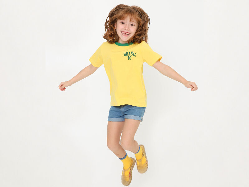 lookscopa 9 Menina pulando com camiseta do Brasil