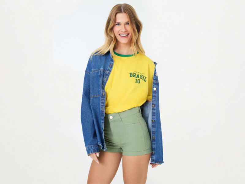 lookscopa 4 Modelo vestindo camiseta do Brasil e short verde