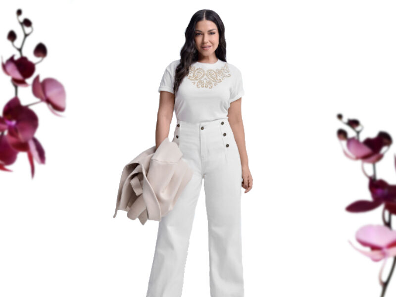maesjpg 4 Mulher com blusa branca e calça clara em fundo floral