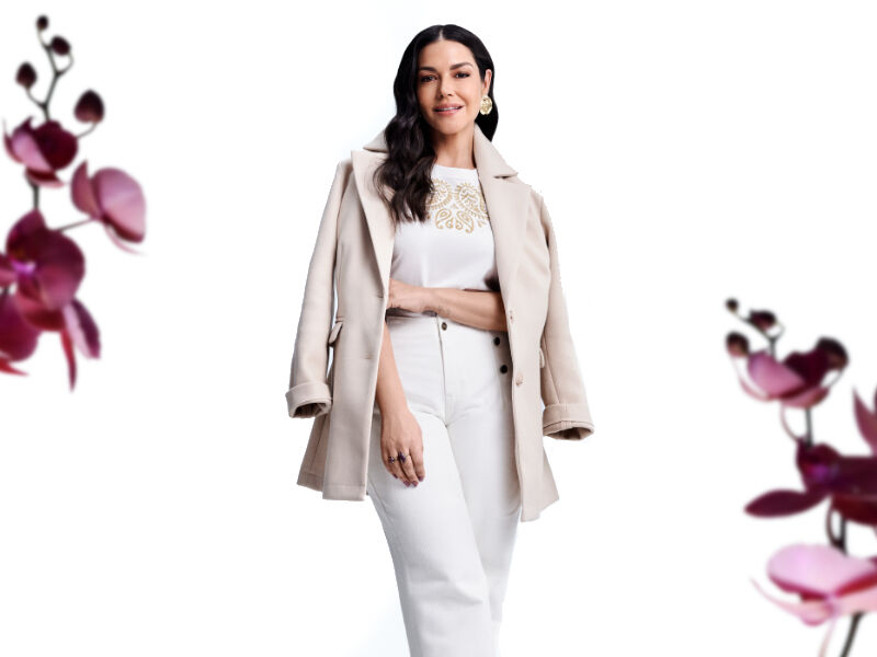 maesjpg 5 Mulher elegante com roupas brancas e flores ao fundo
