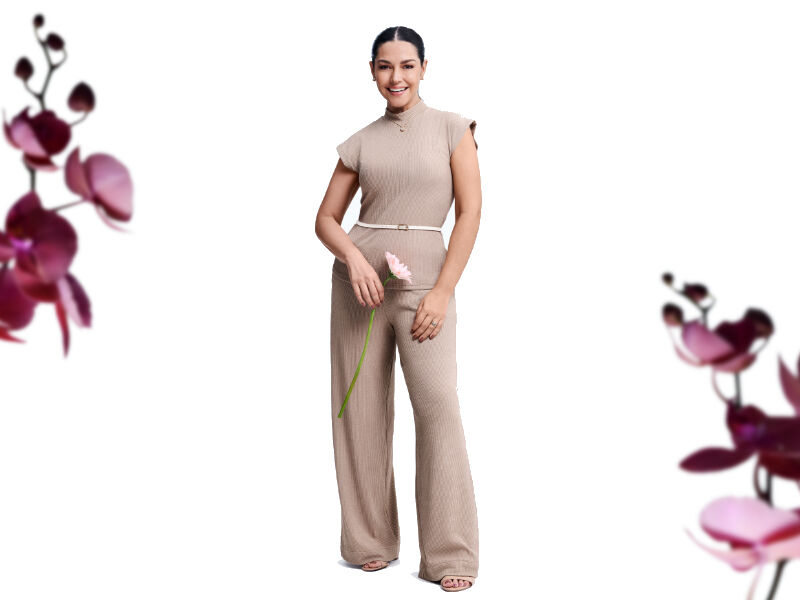 maesjpg 7 Mulher com macacão bege segurando flor rosa