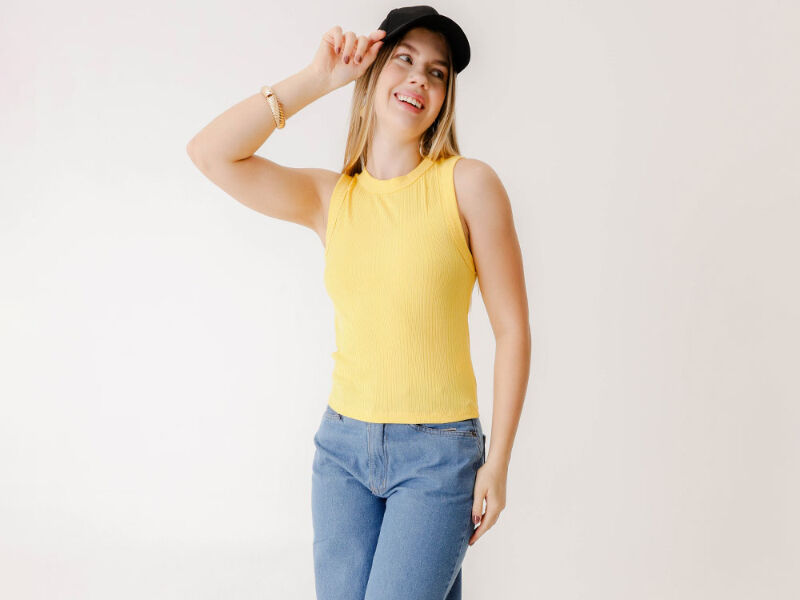 lookscopa 8 Jovem mulher sorridente com blusa amarela