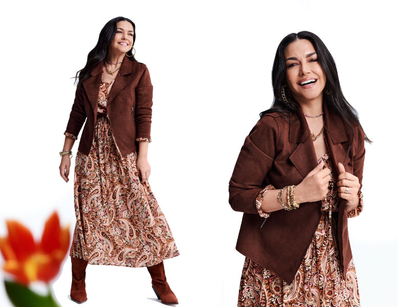maesjpg 3 Mulher sorridente com vestido estampado e jaqueta marrom.