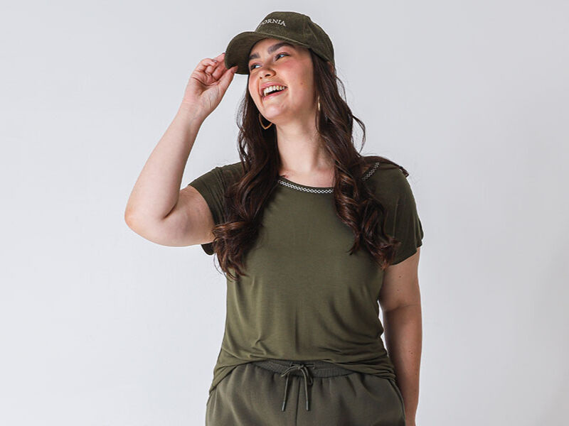 lookscopa 6 Mulher sorridente usando roupa confortável e boné
