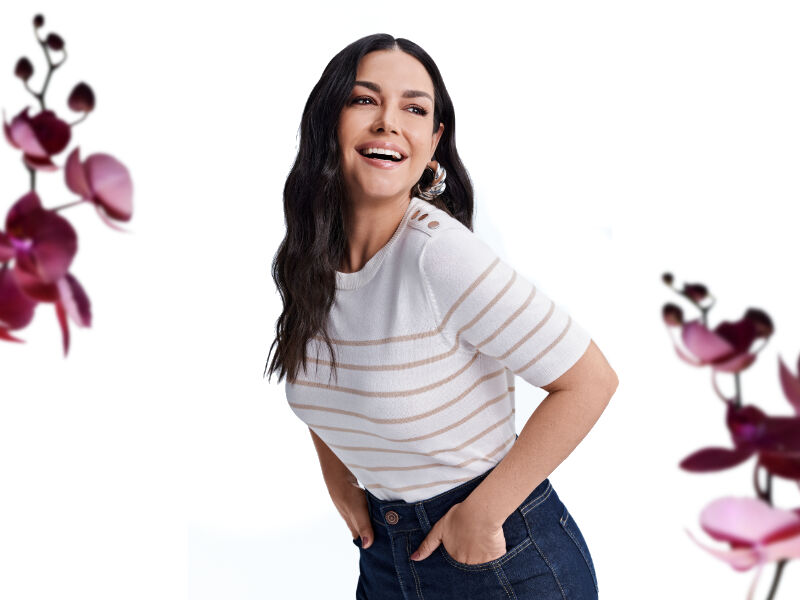 maesjpg 6 Mulher sorrindo com blusa listrada e flores ao fundo