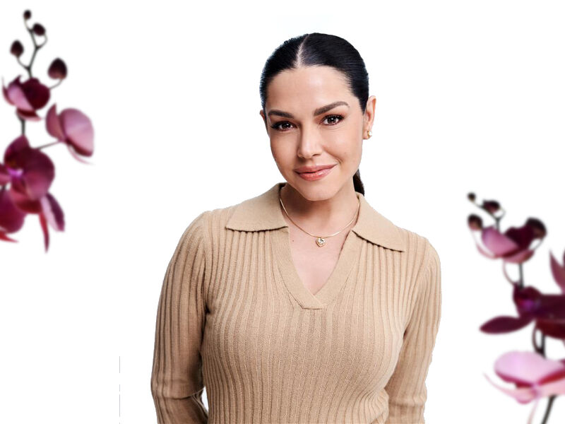 maesjpg 8 Mulher sorrindo com flores ao fundo