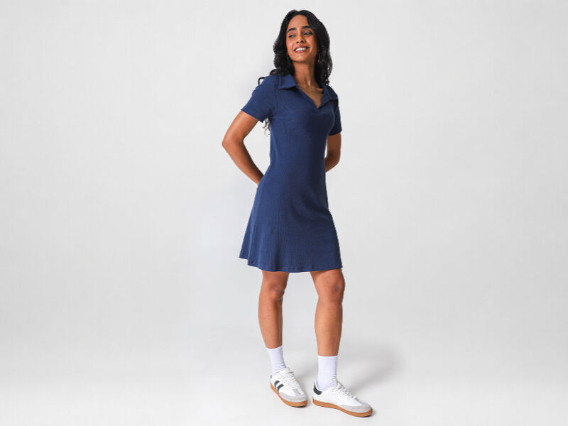 lookscopa 7 Mulher sorridente usando vestido azul e tênis branco