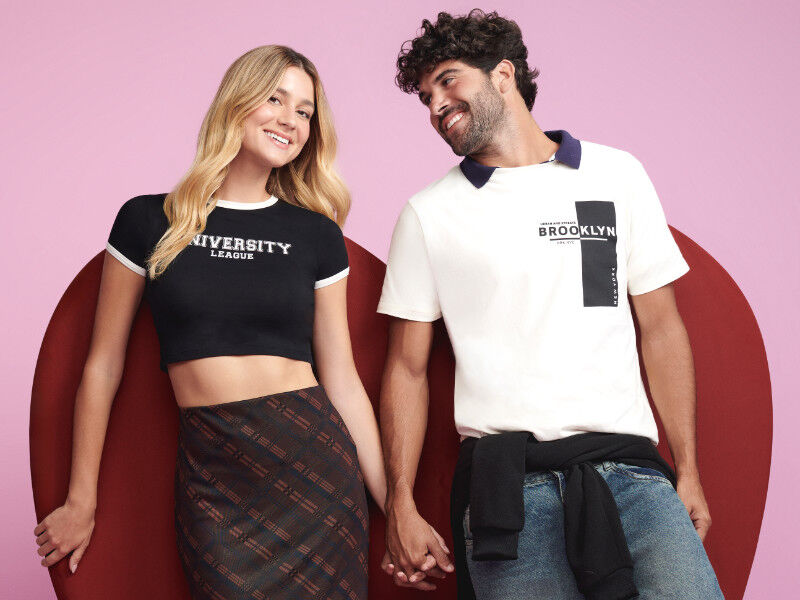 Casal sorridente usando roupas modernas e estilosas.